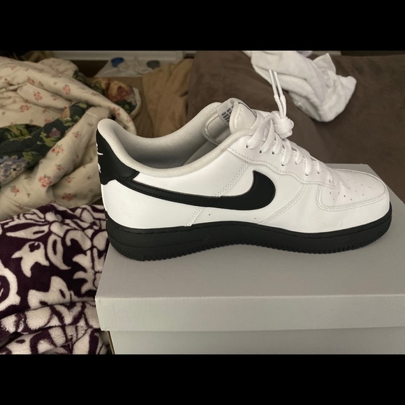 Air Force 1 Black Sole - Picture 2 of 3